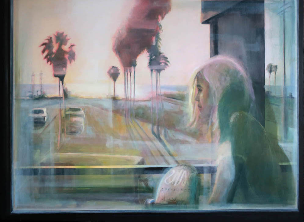 Kobieta z białymi włosami patrzy przez okno na rozmazaną, marzycielską scenę z palmami, samochodami i drogą ciągnącą się w stronę horyzontu pod miękkim, kolorowym niebem. Na parapecie leży książka. Atmosfera jest spokojna i refleksyjna.